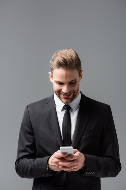 messagerie gestionnaire souriante sur smartphone isolé sur gris - Photo, image