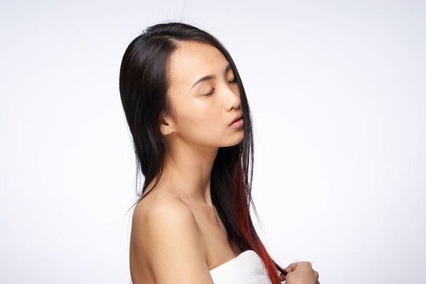 Çekici Asyalı kadın. Saçları açık, omuzları açık. - Fotoğraf, Görsel