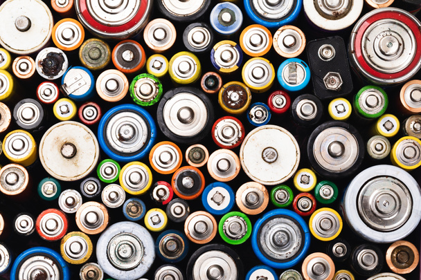 Batteries usagées jetées de différents types (C AA AAA D 9V) collectées pour recyclage - concept des déchets toxiques et des questions environnementales - Photo, image