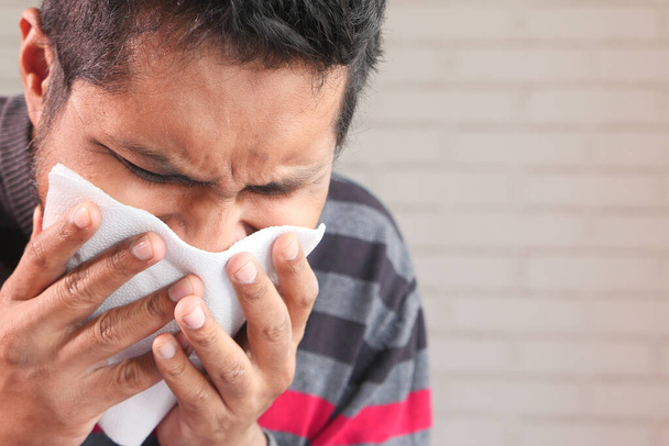 jovem asiático homem tosse e espirros de perto  - Foto, Imagem
