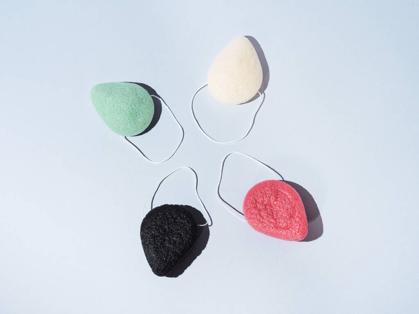 Чотири різні кольорові коньячні губки для миття обличчя та відлущування, нульовий продукт відходів
 - Фото, зображення