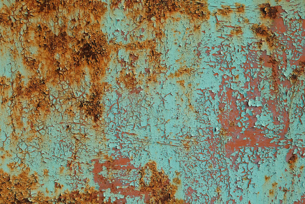 錆びた金属板が質感を失った。コンクリートの壁にトルコ石の塗料を剥離。鋼板の背景. - 写真・画像