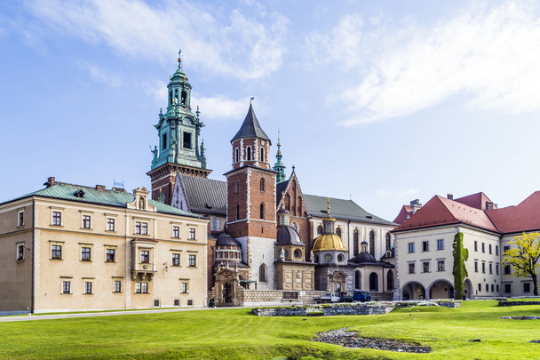 Wawel kasteel op zonnige dag met blauwe hemel en witte wolken - Foto, afbeelding