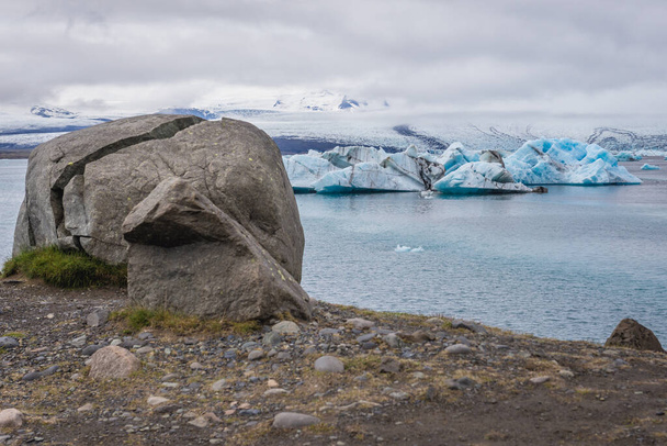Gran roca en la orilla del lago Jokulsarlon en Islandia - Foto, Imagen
