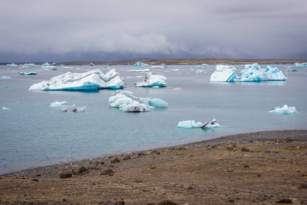 Icebergs en el lago Jokulsarlon en Islandia - Foto, Imagen