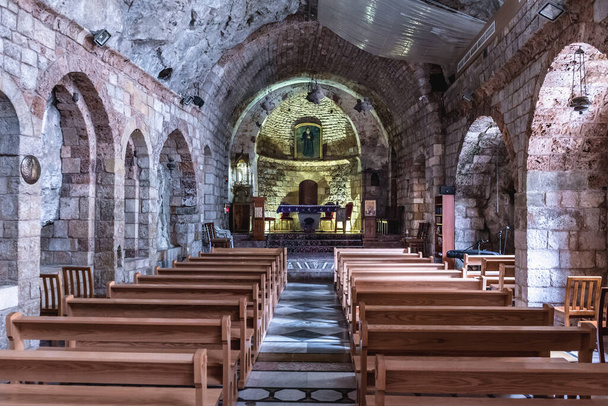 Wnętrze kościoła w klasztorze Zakonu Maronitów w Qozhaya deticated to St Antohny Wielki, położony w dolinie Qadisha w Libanie - Zdjęcie, obraz