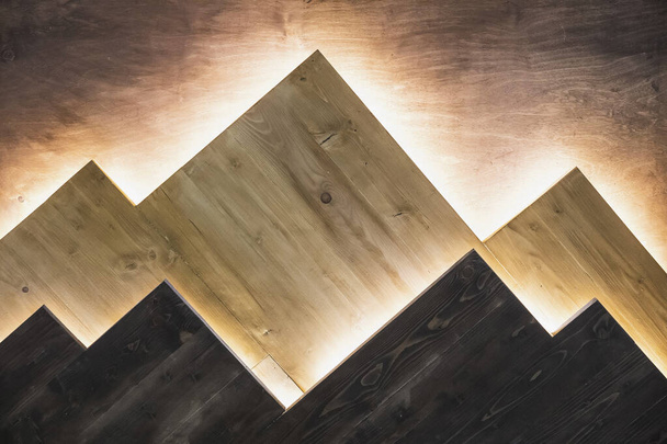 Dřevěná stěna se skrytým podsvícením podobným horám. Vnitřní prvek - Fotografie, Obrázek