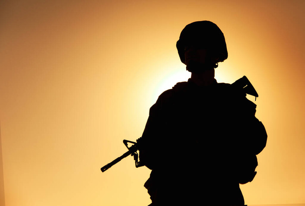 Σιλουέτα του στρατού πεζικάριος με υπηρεσιακό τουφέκι - Φωτογραφία, εικόνα