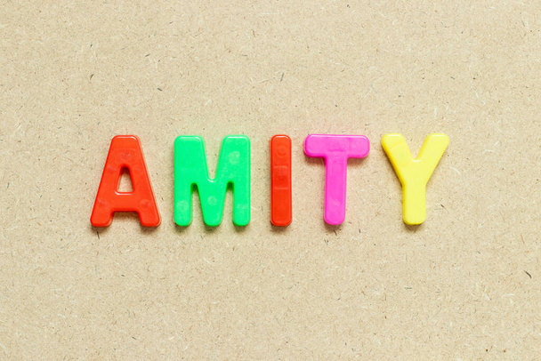 Alfabeto de cor letra com palavra amity no fundo de madeira - Foto, Imagem