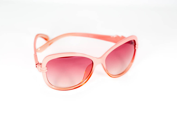 Gafas de sol rosadas aisladas sobre fondo blanco - Foto, imagen