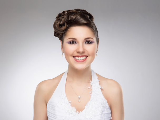 Young and beautiful bride - Foto, afbeelding