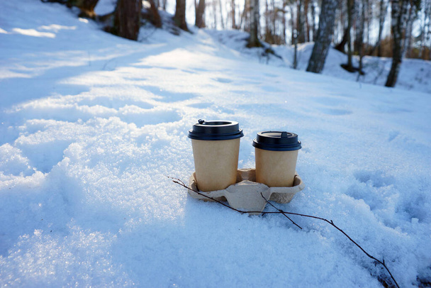 Szkło rzemieślnicze z napojem na śniegu w zimie na spacer - Zdjęcie, obraz