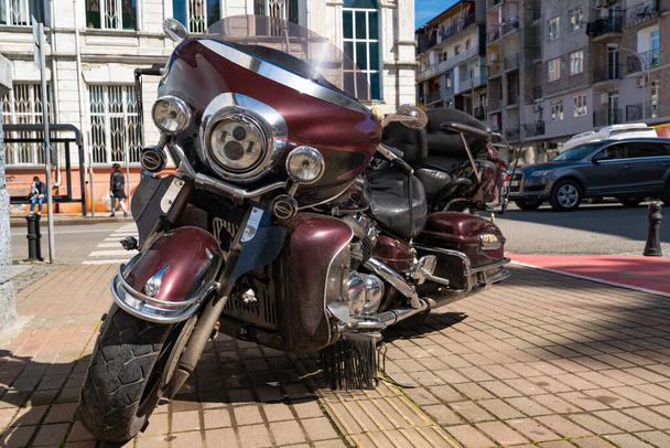 Punainen moottoripyörä pääkalloja kadulla - Valokuva, kuva