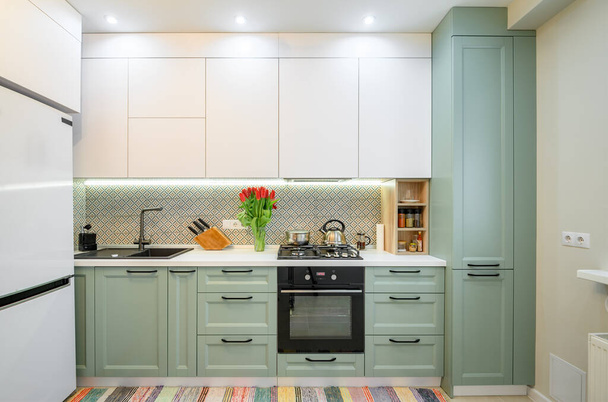 Современный зеленый кухонный интерьер, мебель с видом спереди - Фото, изображение
