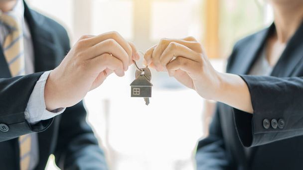 Agent nieruchomości doradza klientom kupno lub wynajem nieruchomości w celu przeniesienia prawa do przeniesienia własności nieruchomości. - Zdjęcie, obraz