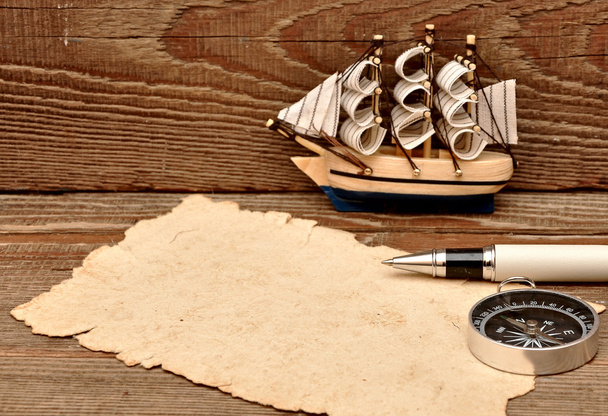 Stary papier, kompas, liny i model klasyczny łodzi na tle drewna - Zdjęcie, obraz