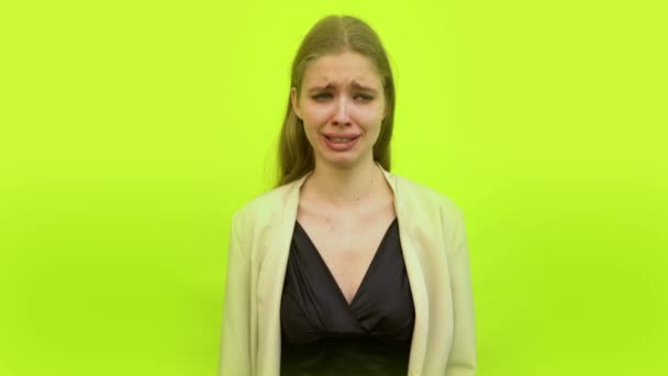 nainen itkee avaruudessa studio taustalla väri keltainen - Materiaali, video