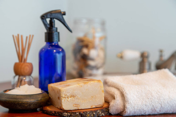 Naturalne przedmioty do pielęgnacji osobistej na drewnianym blacie łazienkowym - Zdjęcie, obraz