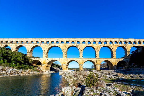 Pont du Gard ist ein altes römisches Aquädukt in der Nähe von Nimes in Südfrankreich - Foto, Bild
