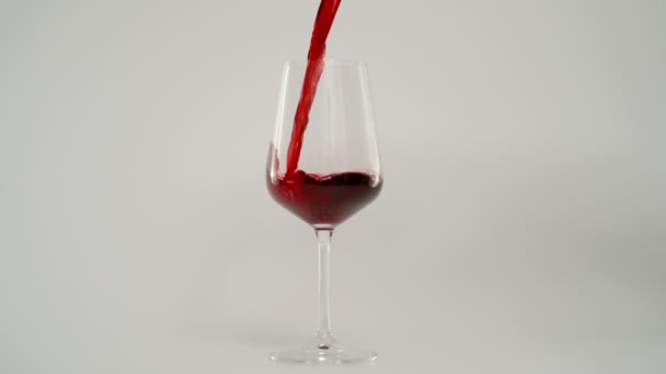 Super pomalý pohyb nalévání červeného vína ve skle při 1000 fps, bílé pozadí  - Záběry, video