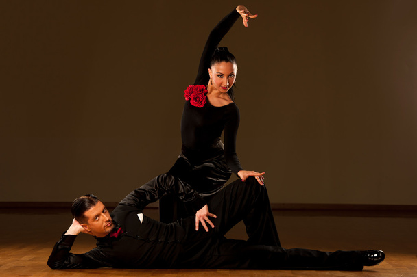  Professional ballroom dance couple preform an exhibition dance  - Fotoğraf, Görsel