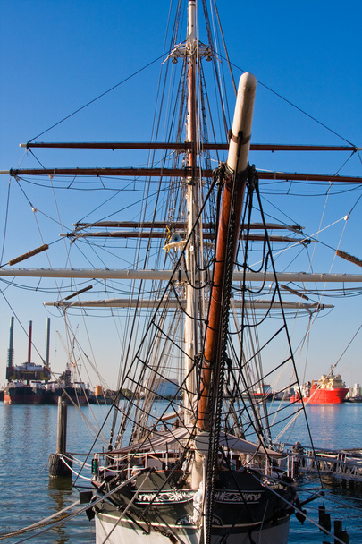 Grande veleiro atracado no porto
 - Foto, Imagem