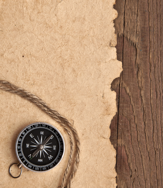 kompas i liny na tle drewna - Zdjęcie, obraz