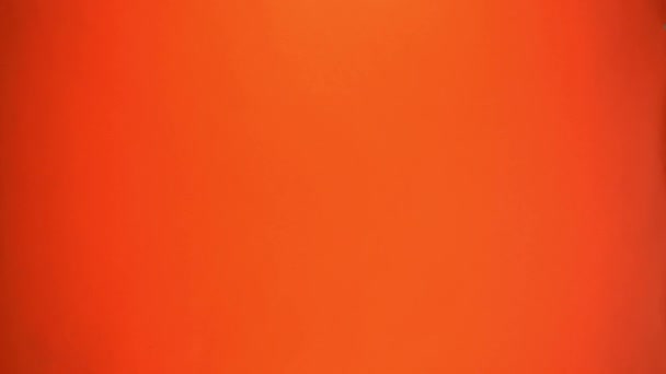 vista vertical del hombre afroamericano agitando la mano aislado en naranja - Imágenes, Vídeo