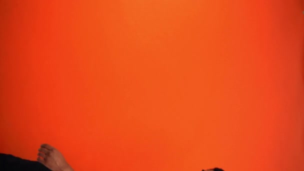 vertikale Ansicht von erstaunten afrikanisch-amerikanischen Mann sagen wow isoliert auf orange - Filmmaterial, Video