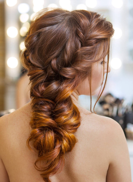 Schöne, rothaarige Mädchen mit langen Haaren in einem Schönheitssalon. Professionelle Haarpflege und Frisurengestaltung. - Foto, Bild