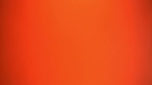 vue verticale de l'homme afro-américain regardant montre isolée sur orange - Séquence, vidéo