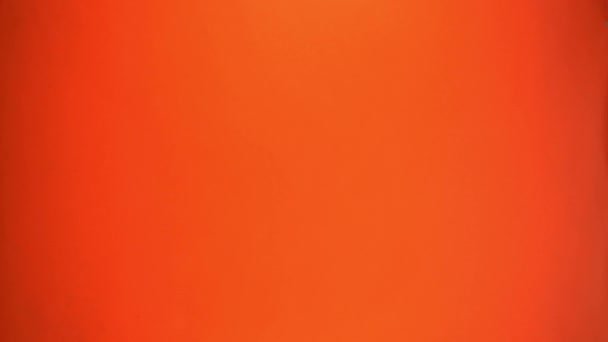 vue verticale de l'homme afro-américain parlant sur téléphone cellulaire isolé sur orange - Séquence, vidéo