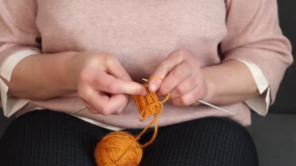 オレンジの糸で編む女。家での手芸 - 映像、動画