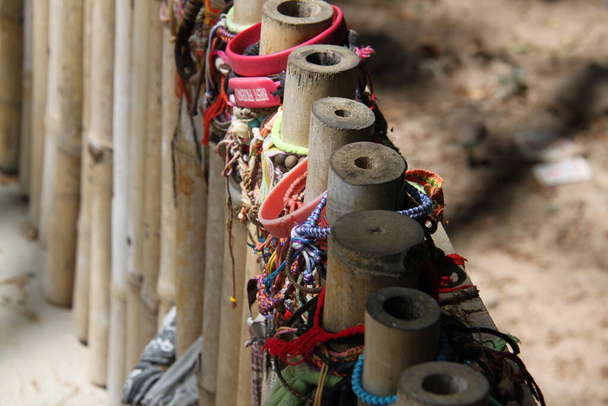 Pulseras conmemorativas de los muertos de los campos de exterminio en Phnom Penh, Camboya - Foto, Imagen
