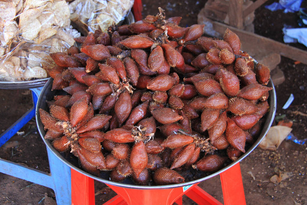 Продажа фруктов на улице в Камбодже - Фото, изображение