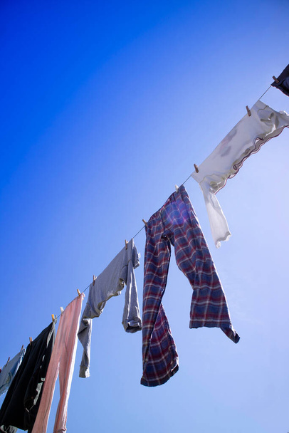 Řada prádelny visící na slunci na suchu - Fotografie, Obrázek