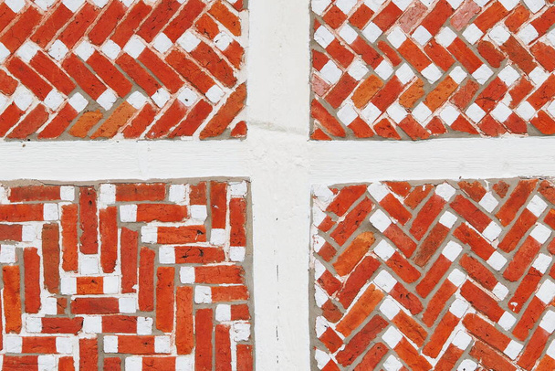 Szczegóły ściany z czerwonymi cegłami i białymi belkami w holenderskim wiejskim domu - Zdjęcie, obraz