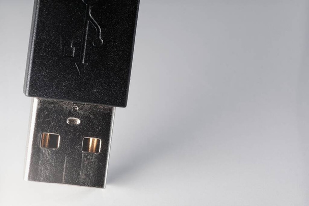 Extrémní detailní záběr na černý USB kabel na bílém pozadí  - Fotografie, Obrázek