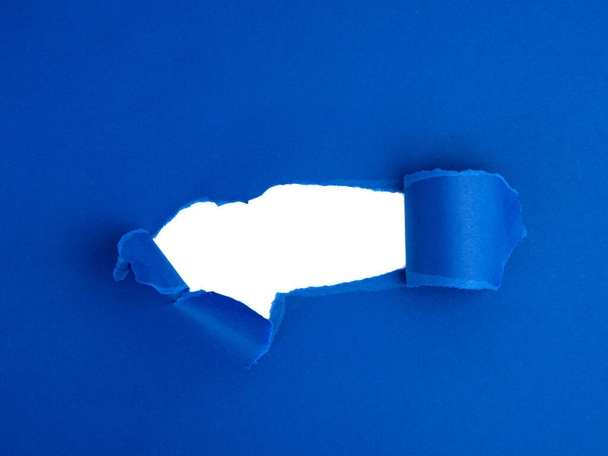 Feuille de papier déchirée bleue avec espace pour le texte - Photo, image