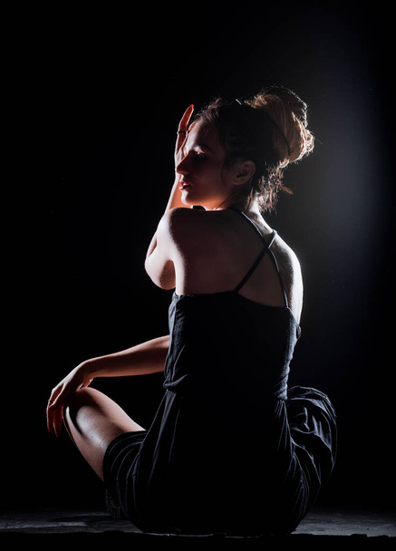 Muotokuva houkutteleva trendikäs tyttö mustat saappaat ja musta kesä mekko tumma tausta - Valokuva, kuva