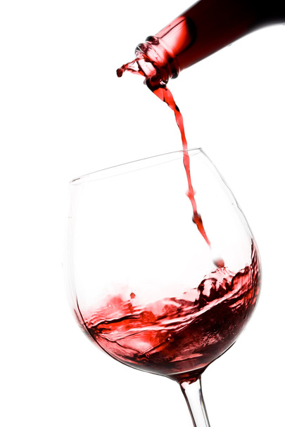 Красное вино льется в бокал вина
 - Фото, изображение