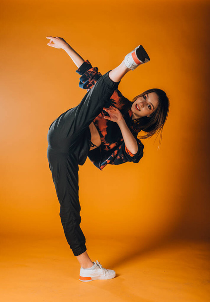 Mujer bailando moderna realizando movimientos de danza de estilo moderno - Foto, Imagen