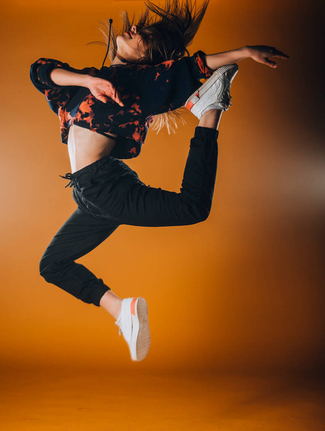 Dance moves performed by an acrobatic flexible female dancer - Fotografie, Obrázek