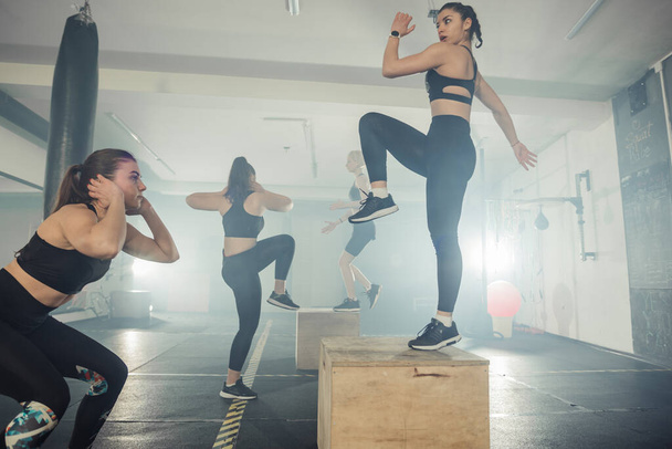 Группа сильных женщин с кросс-функциональной подготовкой в тренажерном зале - Фото, изображение