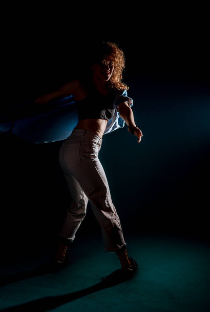 Taiteellinen tanssi liikkuu suorittaa nuori urheilullinen tyttö - Valokuva, kuva