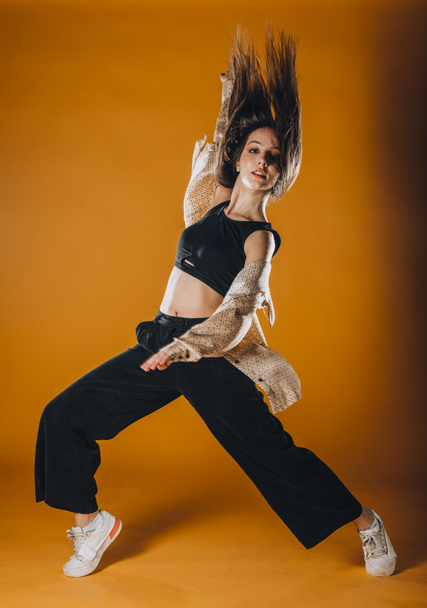 Artista de danza moderna y elegante durante un ejercicio de danza - Foto, imagen