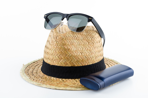 Шапка, сонцезахисні окуляри, лосьйон для тіла ізольований на білому тлі
 - Фото, зображення