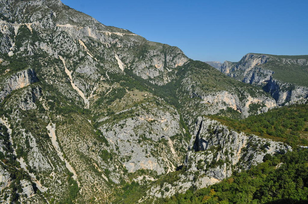Fransa 'nın Verdon bölgesinde kayalarla, yüksek dağlarla ve derin kanyonlarla dolu vahşi doğa. - Fotoğraf, Görsel