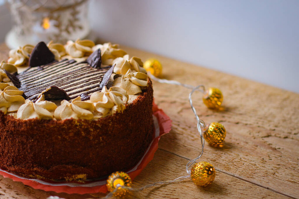 Délicieux gâteau au chocolat recouvert de pépites de chocolat et surmonté d'une décoration crème au beurre - Photo, image