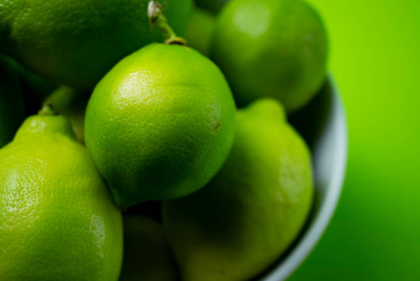 limones frescos en fondo verde - Photo, image